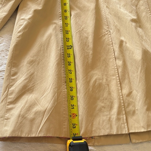Beautiful Gently Loved Women's Tan Rain Coat with Floral Lining by Michael Kors - Picture 10 of 15
